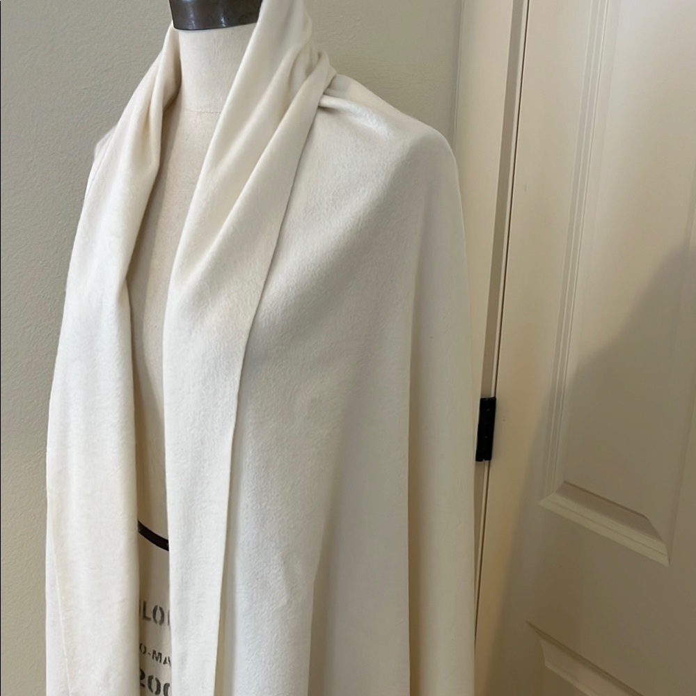 Elegant Cream Fringe Shawl by Hermes very rare and beautiful - Picture 4 of 11